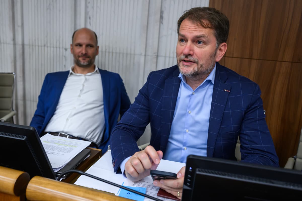 Poslanci NR SR zľava Gábor Grendel a Igor Matovič (obaja Slovensko) počas hlasovania na 35. schôdzi NR SR v Bratislave v utorok 17. júna 2025. Foto: TASR/Jaroslav Novák