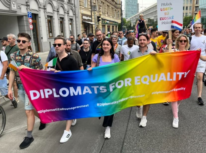 Diplomati na dúhovom pochode v Bratislave. Foto: FB/Embassy of the Netherlands in Slovakia