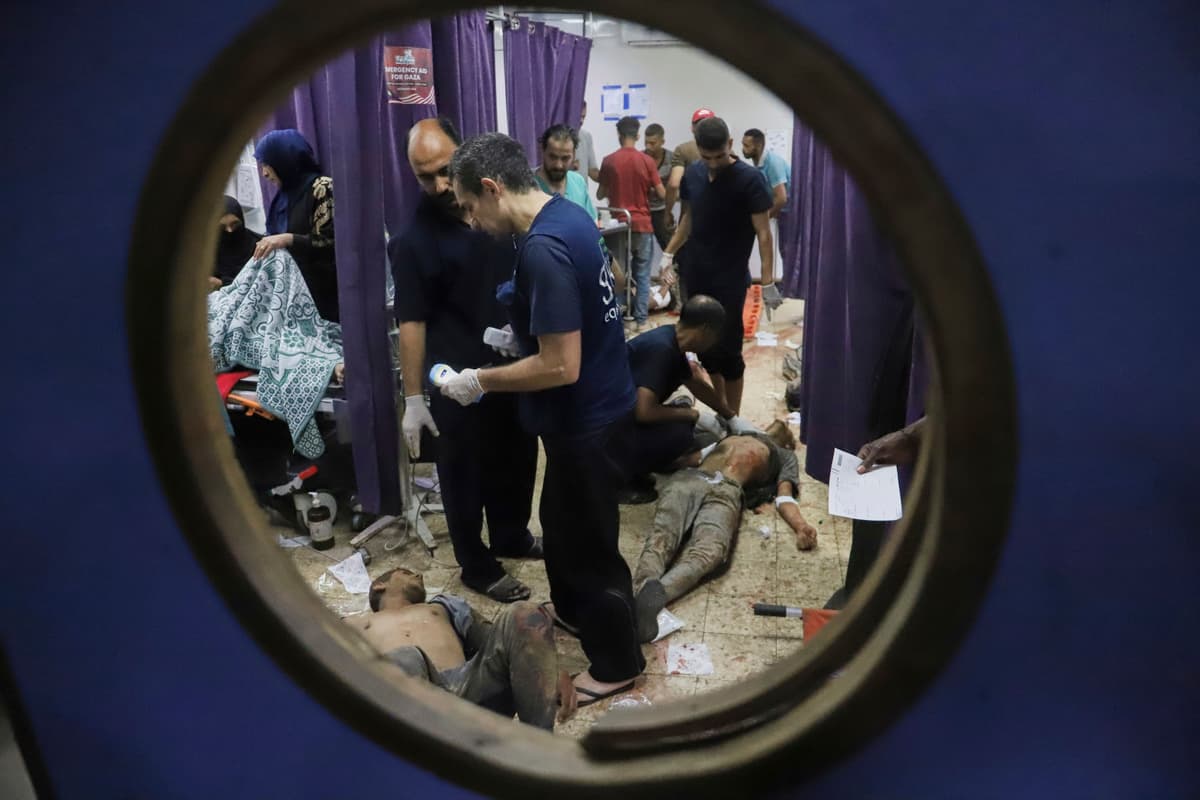 Palestínčania, ktorí boli zranení počas distribúcie potravín. Foto: TASR/AP