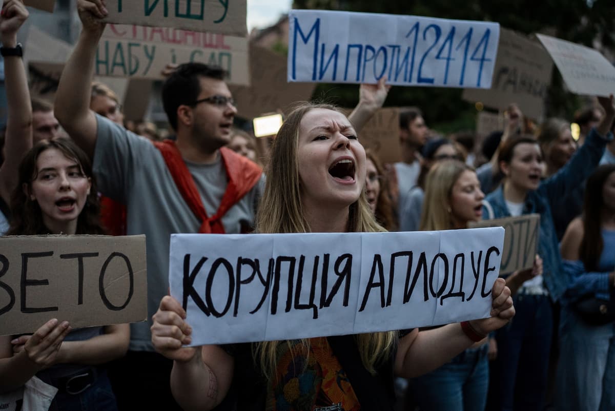 Demonštrantka drží transparent počas protestu proti zákonu obmedzujúcemu autonómiu protikorupčných úradov v Kyjeve v utorok 22. júla 2025. Foto: TASR/AP