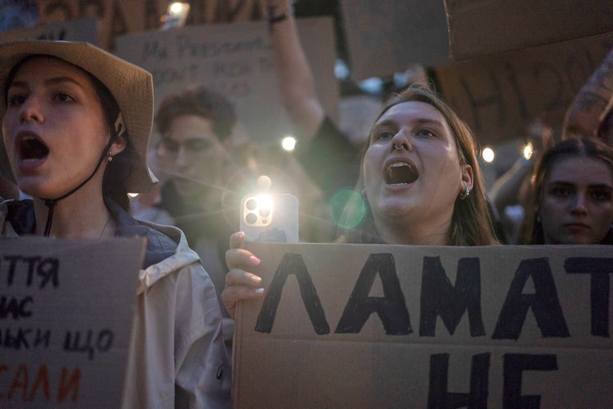 Protesty proti zrušeniu nezávislosti ukrajinských protikorupčných úradov. Foto TASR/AP