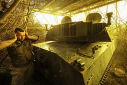 Na archívnej snímke z 22. júla 2025 vojak strieľa z húfnice na pozície ruskej armády v blízkosti mesta Časiv Jar v Doneckej oblasti na východe Ukrajiny. Foto: TASR/AP