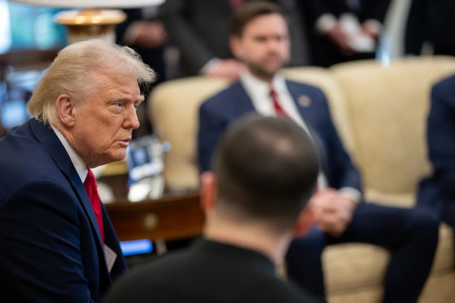 Trump a Zelenskyj v Bielom dome, v pozadí viceprezident Vance. Foto: The White House