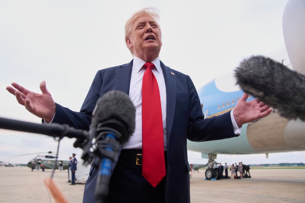Prezident Donald Trump hovorí s médiami v nedeľu 13. júla 2025 po prílete na základňu Andrews v štáte Maryland. Foto: TASR/AP