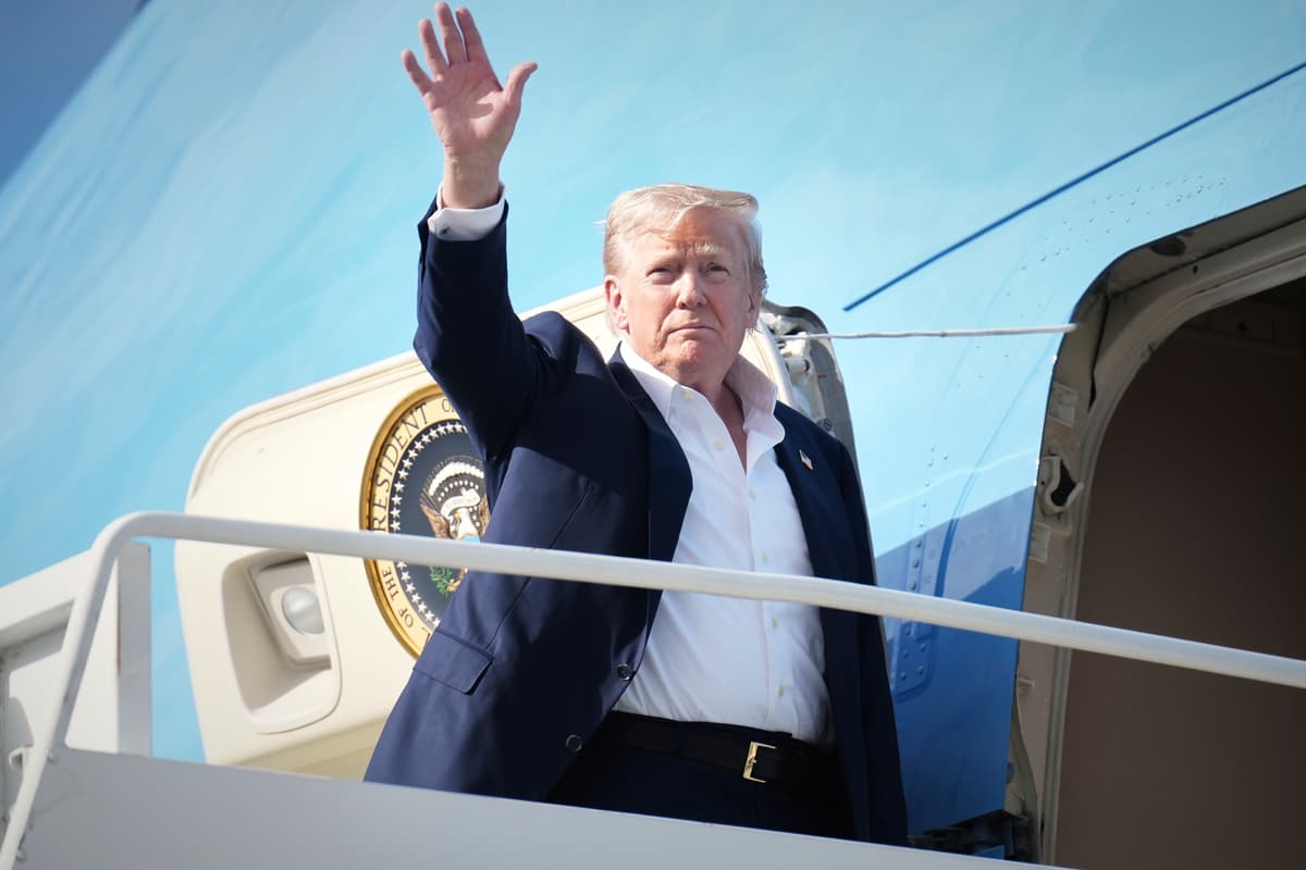 Donald Trump pri odlete zo Škótska. Foto TASR/AP