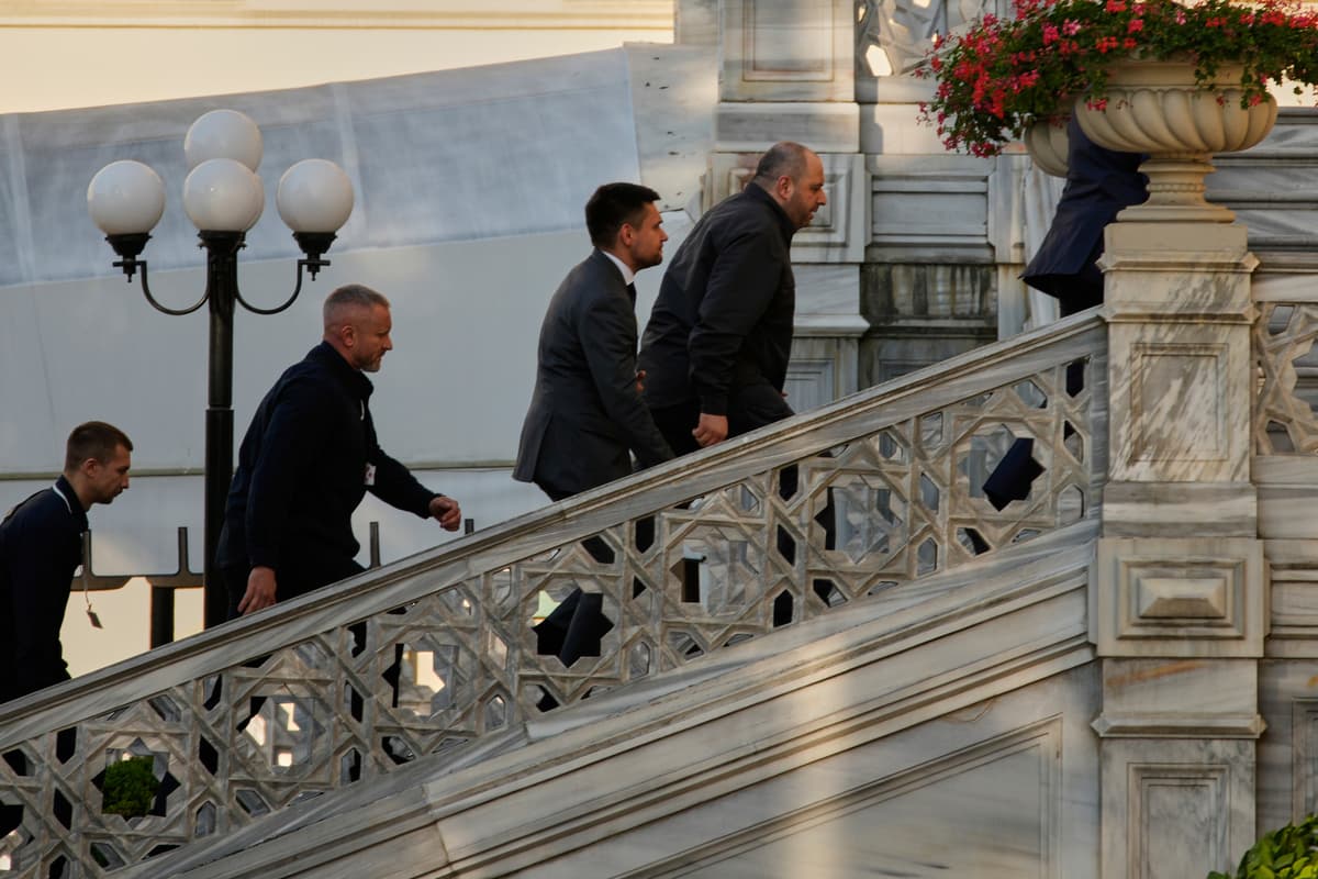 Bývalý ukrajinský minister obrany Rustem Umerov (vpravo) prichádza do paláca Ciragan, kde sa uskutoční ďalšie kolo rusko-ukrajinských rokovaní v tureckom Istanbule 23. júla 2025. Foto: TASR/AP