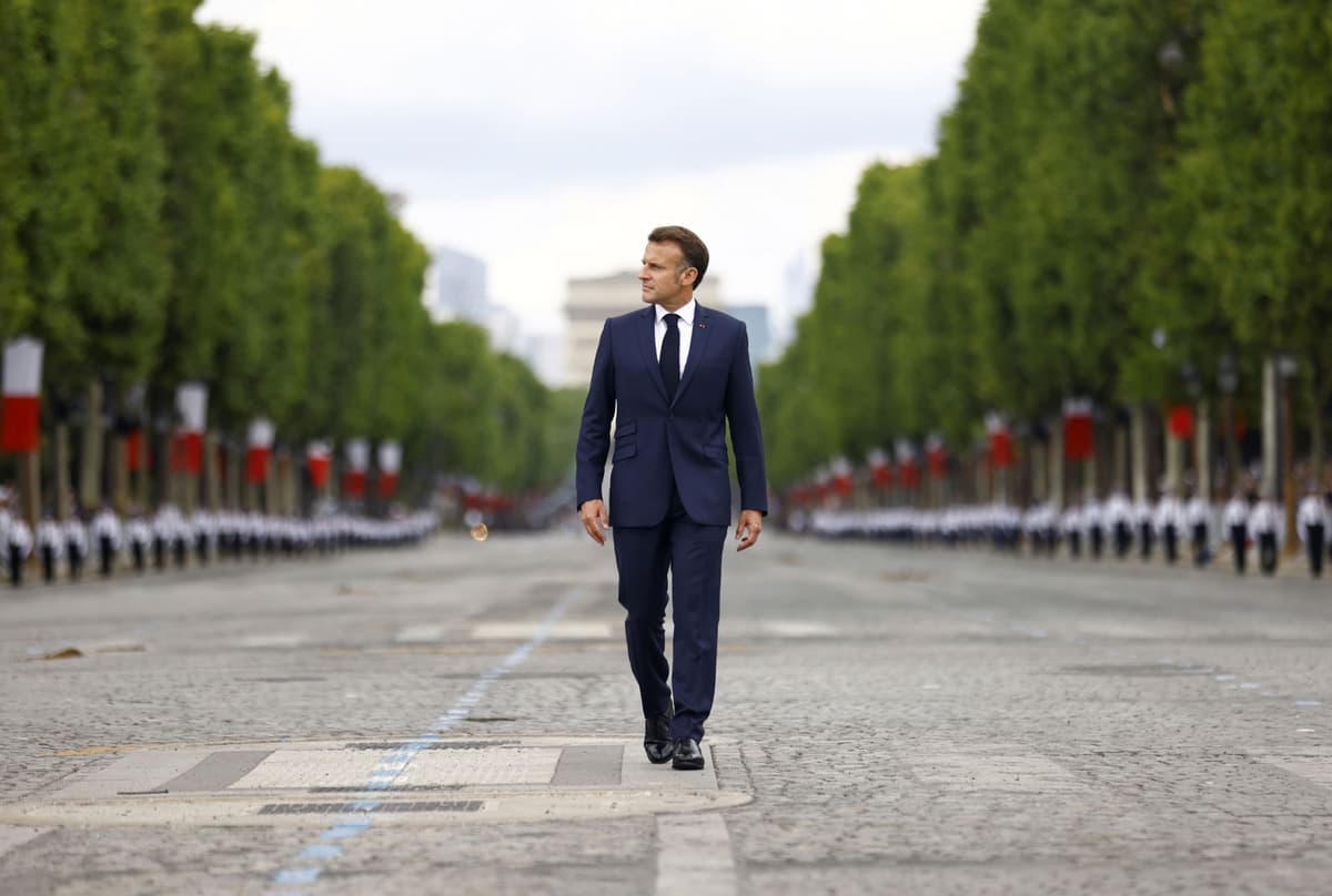 Na snímke prezident Francúzska Emmanuel Macron prichádza na oslavy pri príležitosti Dňa dobytia Bastily v pondelok 14. júla 2025 v Paríži. Foto: TASR/AP