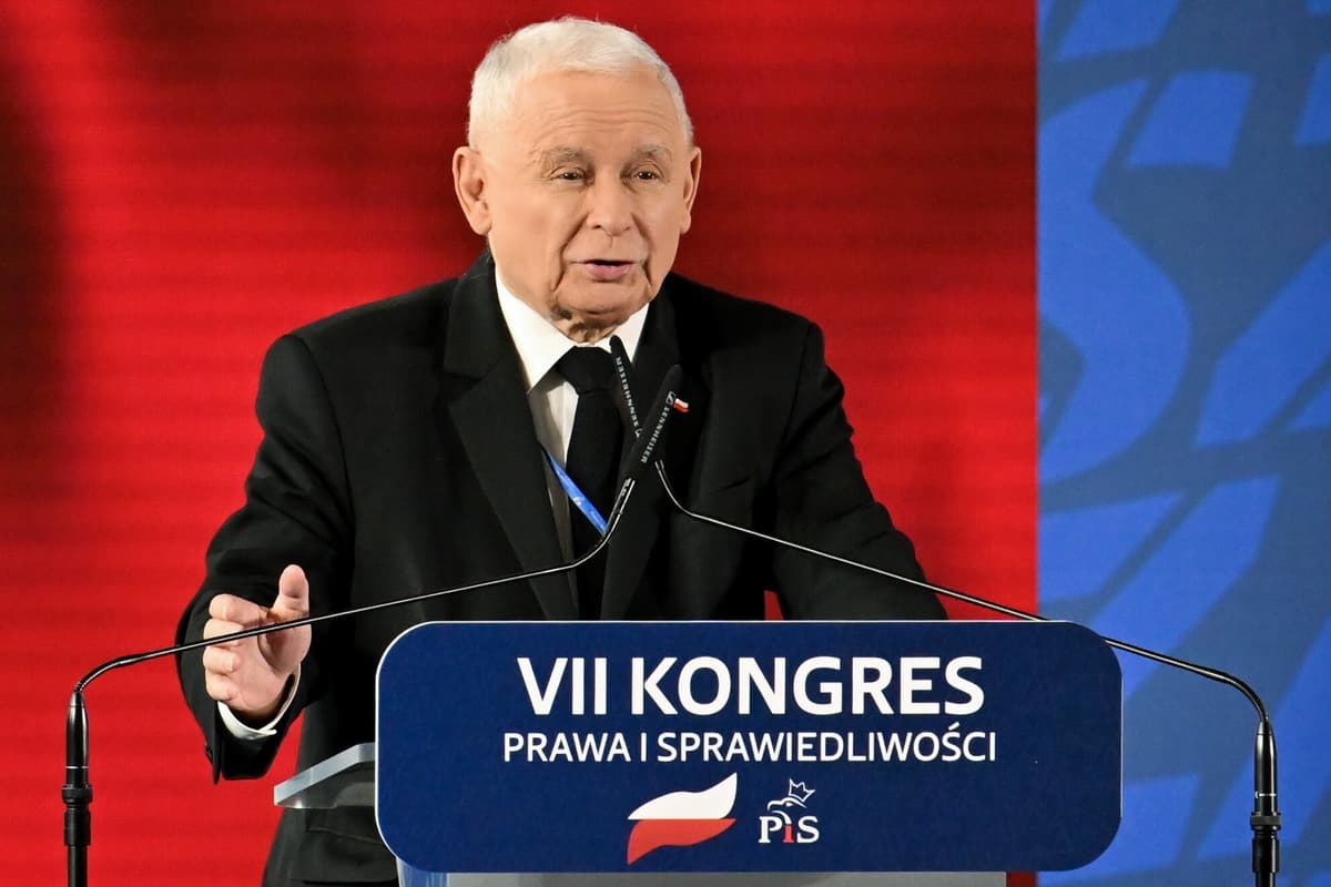 Na snímke Jaroslaw Kaczynski reční počas 7. kongresu PiS v poľskom meste Przysucha 28. júna 2025. Foto: TASR/AP