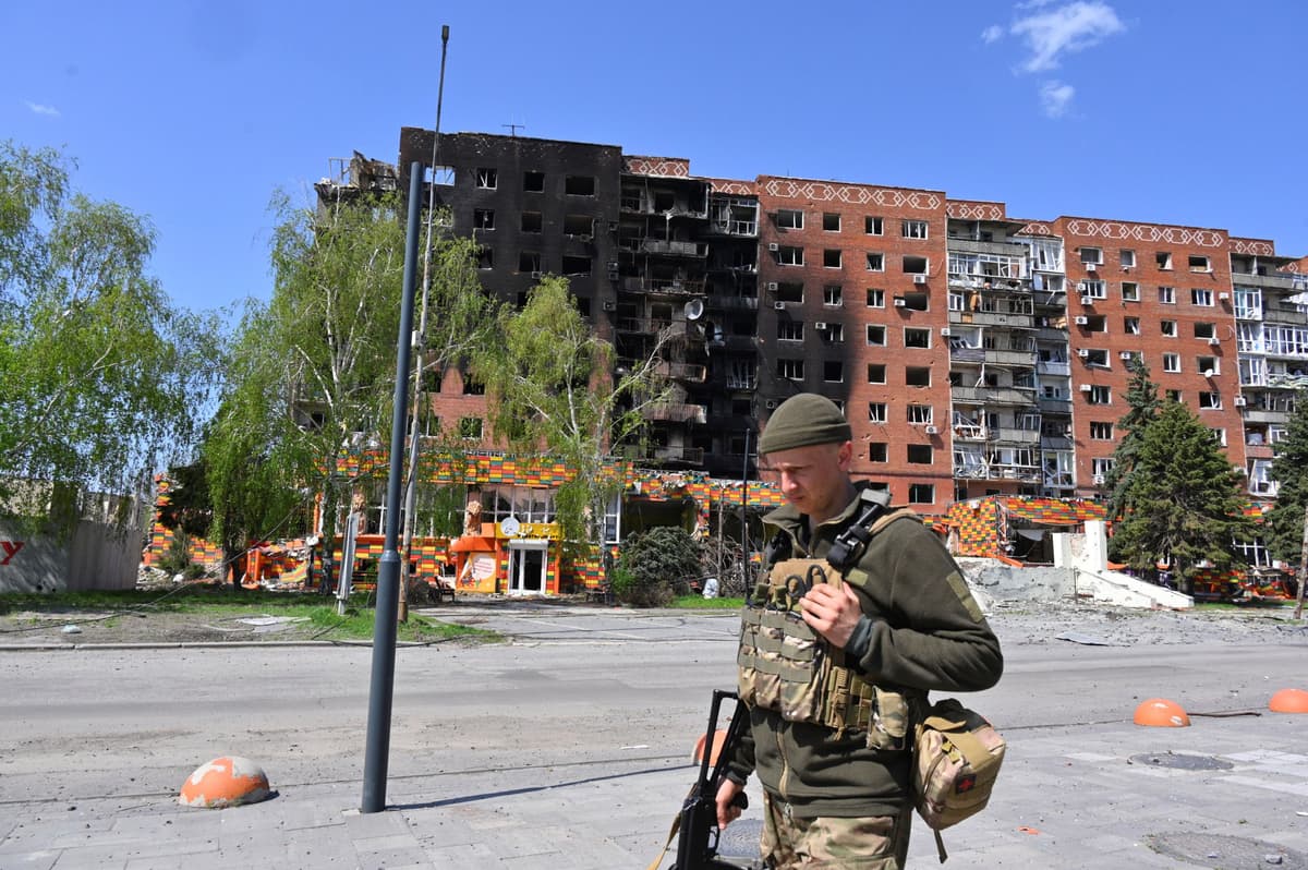 Na archívnej snímke z 23. apríla 2025 ukrajinský vojak prechádza okolo poškodených budov po útokoch ruskej armády v meste Pokrovsk. Foto: TASR/AP
