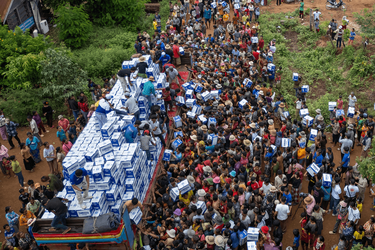Kambodžania čakajú na pitnú vodu v dočasnom tábore v provincii Oddar Meanchey na severozápade Kambodže v pohraničnej oblasti v sobotu 26. júla 2025. Foto: TASR/AP