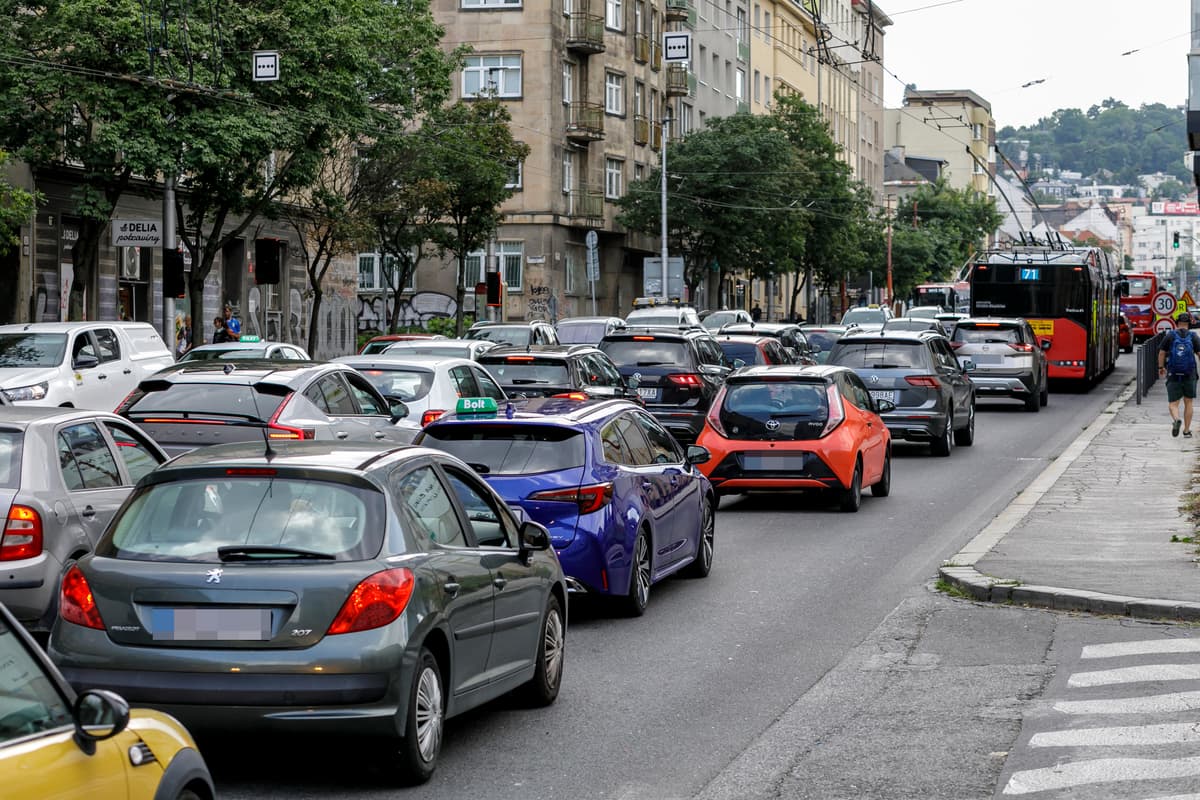 Kolóna áut na Šancovej ulici. FOTO: TASR/Dano Veselský