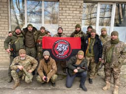 Valentin Manko (v strede) držiac vlajku Pravého sektoru s logom útvaru Mankovci - Big Cats. Foto: Valentin Manko/Facebook