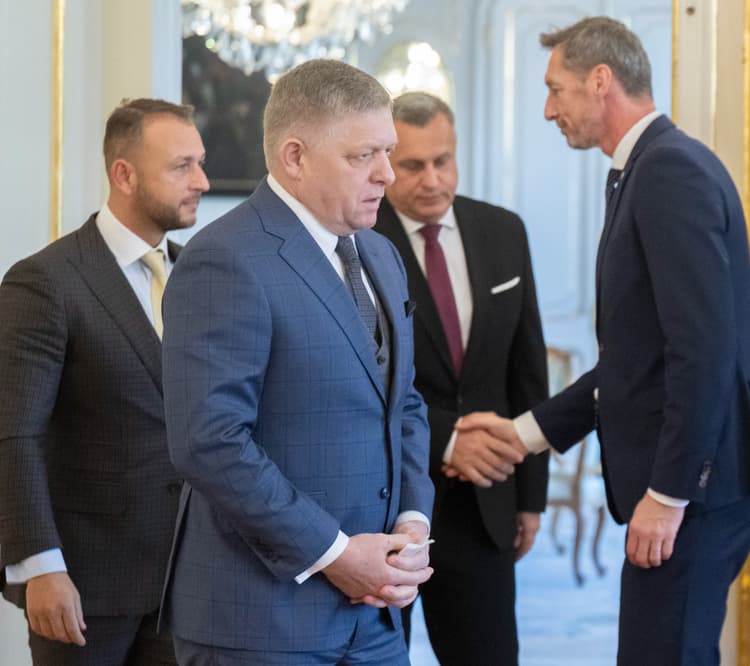Lídri politických strán Róbert Fico, Andrej Danko, Matúš Šutaj Eštok a Milan Majerský po stretnutí u prezidenta Petra Pellegriniho. Foto: TASR/Martin Baumann