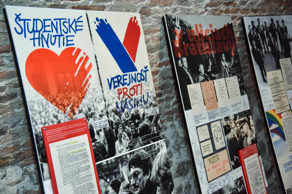 Snímka z otvorenia výstavy pod názvom Svedectvo o revolúcii - November ’89 v archívnych dokumentoch slovenských štátnych archívov v Múzeu mesta Bratislavy. Foto: Pavol Zachar/TASR
