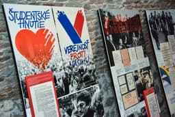 Snímka z otvorenia výstavy pod názvom Svedectvo o revolúcii - November ’89 v archívnych dokumentoch slovenských štátnych archívov v Múzeu mesta Bratislavy. Foto: Pavol Zachar/TASR