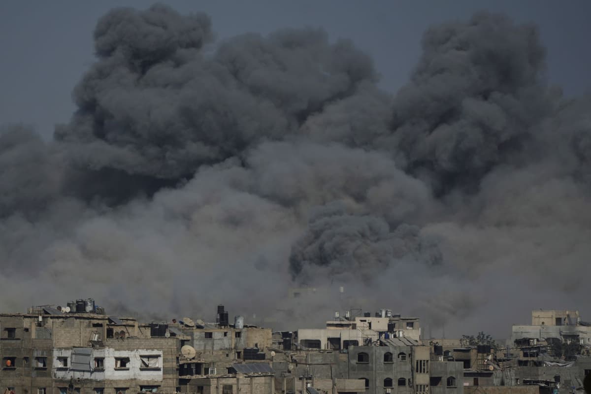 Dym po raketovom útoku izraelskej armády na mesto Gaza v Pásme Gazy v nedeľu 24. augusta 2025. Foto: TASR/AP