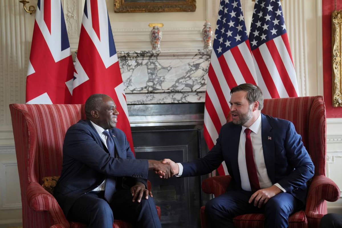Na snímke viceprezident USA J.D. Vance (vpravo) a britský minister zahraničných vecí David Lammy si podávajú ruky počas stretnutia v grófstve Kent 8. augusta 2025. Foto: TASR/AP