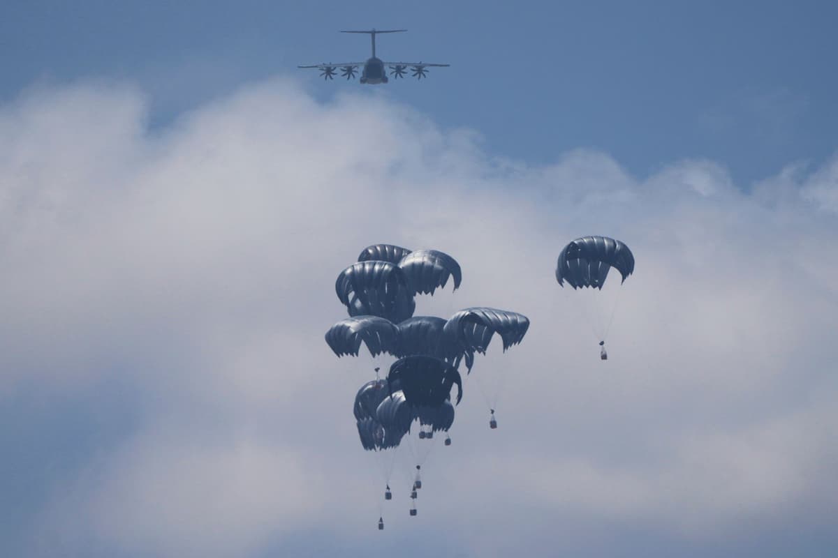 Humanitárna pomoc je zhadzovaná z lietadla Palestínčanom nad Dajr al-Balah, v centrálnej časti Pásma Gazy, v nedeľu 17. augusta 2025. Foto: TASR/AP