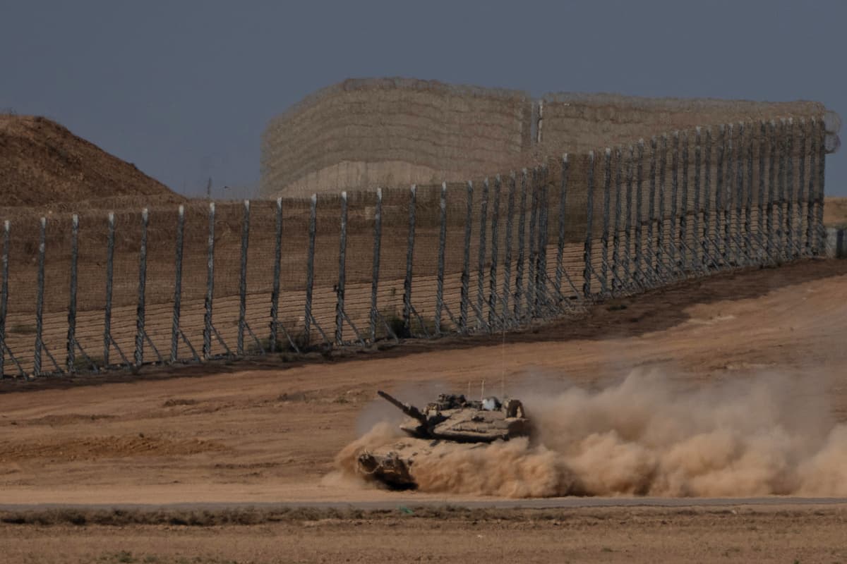 Izraelský tank pri hranici s Gazou. Foto: TASR/AP