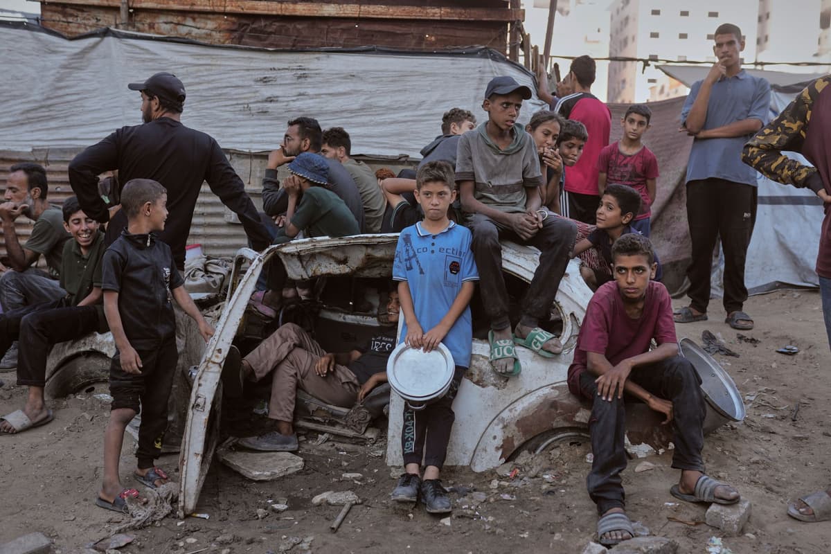Palestínčania čakajú na darované jedlo v spoločnej kuchyni v meste Gaza, v severnej časti Pásma Gazy, 14. júla 2025. Foto: TASR/AP
