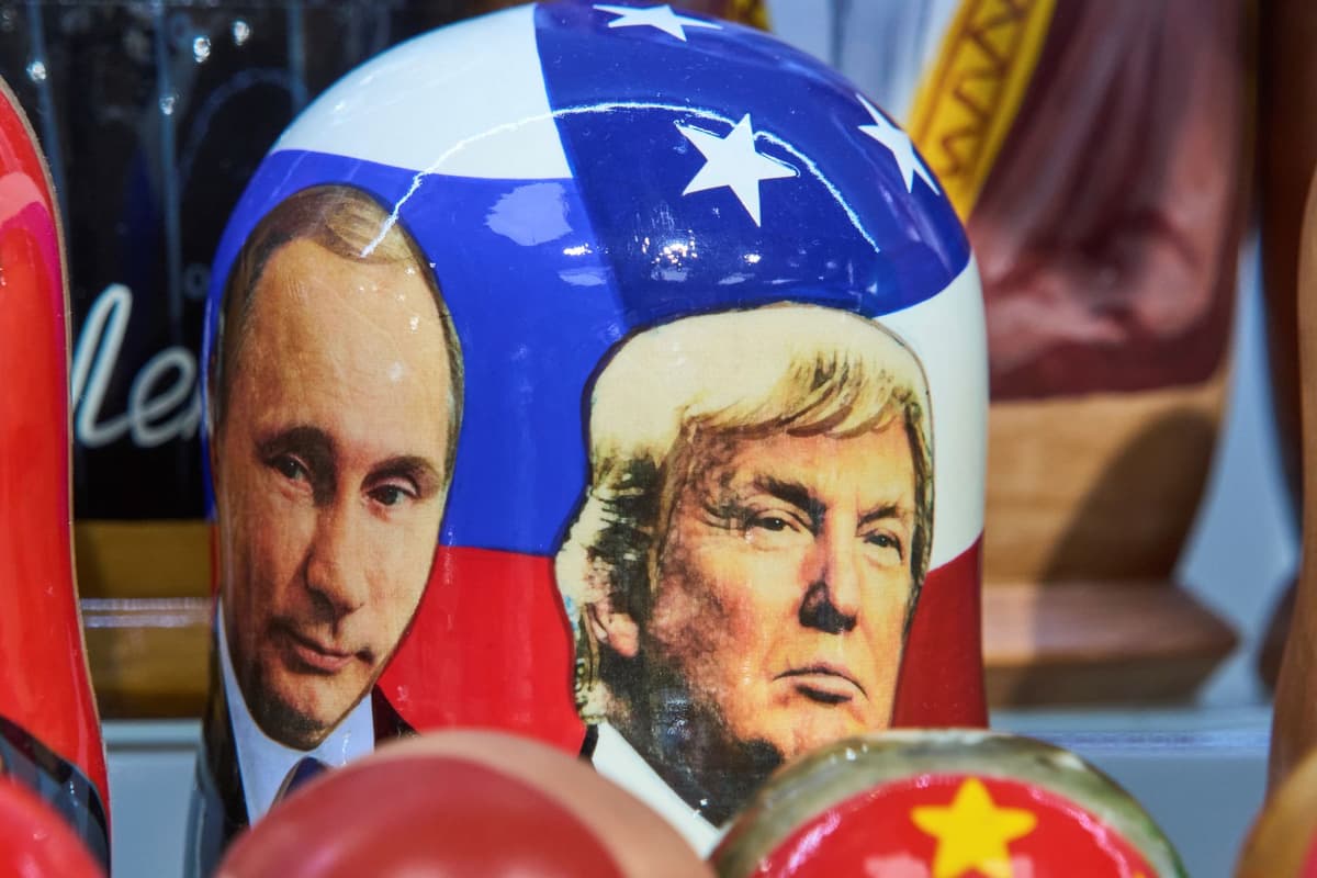 Matriošky s podobizňou amerického prezidenta Donalda Trumpa a ruského prezidenta Vladimira Putina ponúkajú na predaj v predajni suvenírov v Petrohrade 12. augusta 2025. Foto: TASR/AP