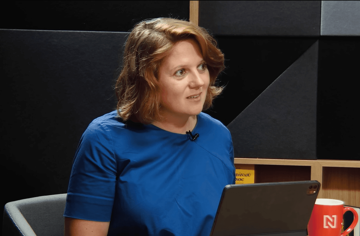 Monika Tódová počas rozhovoru s Nigelom Bakerom. Reprofoto YouTube