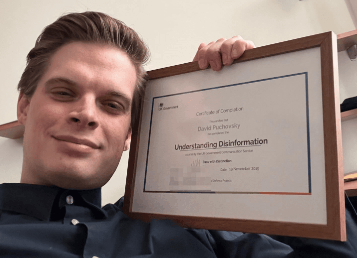 David Púchovský s britským diplomom. Foto: Facebook/David Púchovský