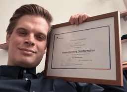 David Púchovský s britským diplomom. Foto: Facebook/David Púchovský