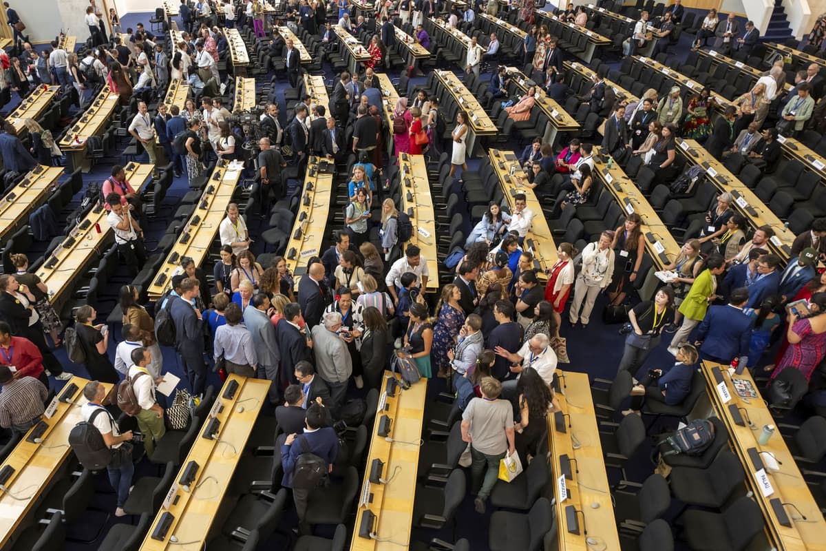 Delegáti počas zasadnutia Medzivládneho vyjednávacieho výboru pre plastové znečistenie v európskom sídle OSN v Ženeve vo Švajčiarsku vo štvrtok 14. augusta 2025. Foto: TASR/AP