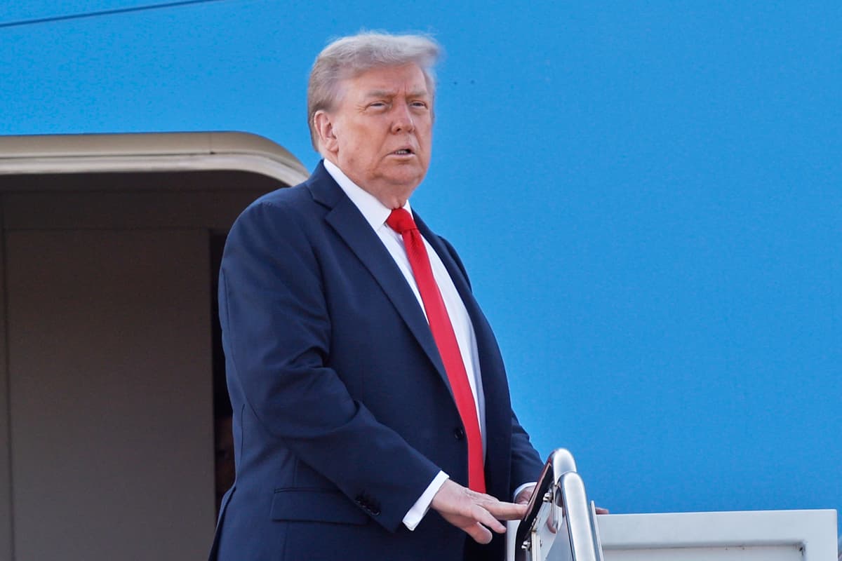 Donald Trump nastupuje do Air Force One pred cestou na Aljašku. Foto TASR/AP