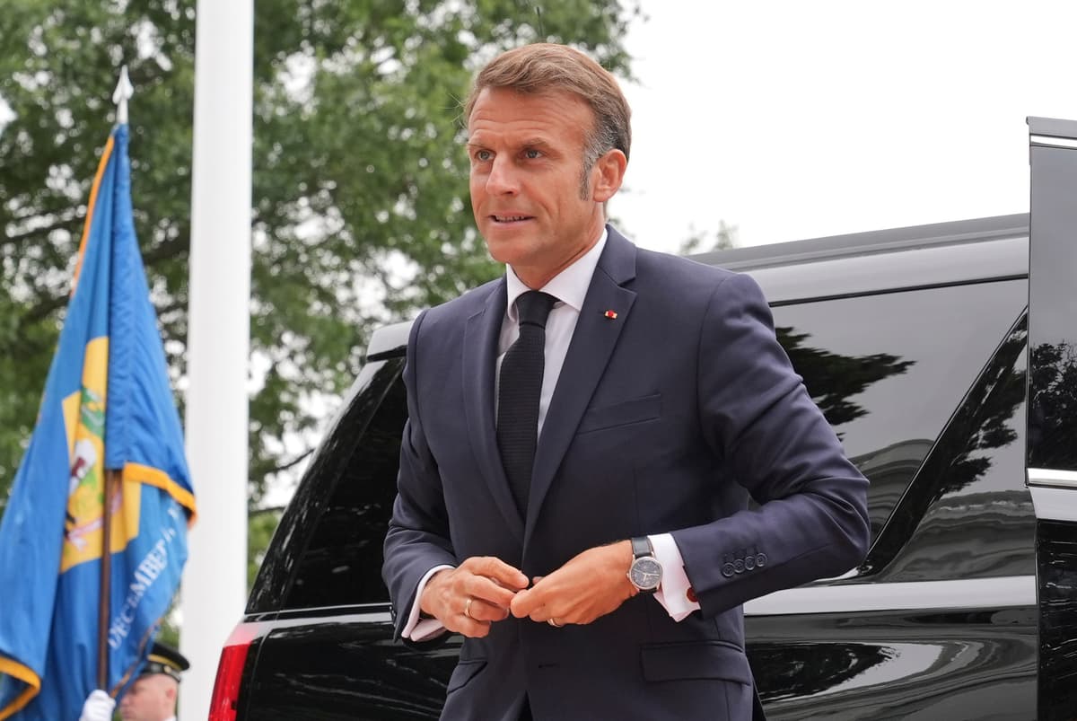 Emmanuel Macron prichádza na stretnutie s americkým prezidentom Donaldom Trumpom a ukrajinským prezidentom Volodymyrom Zelenským v Bielom dome vo Washingtone v pondelok 18. augusta 2025. Foto: TASR/AP