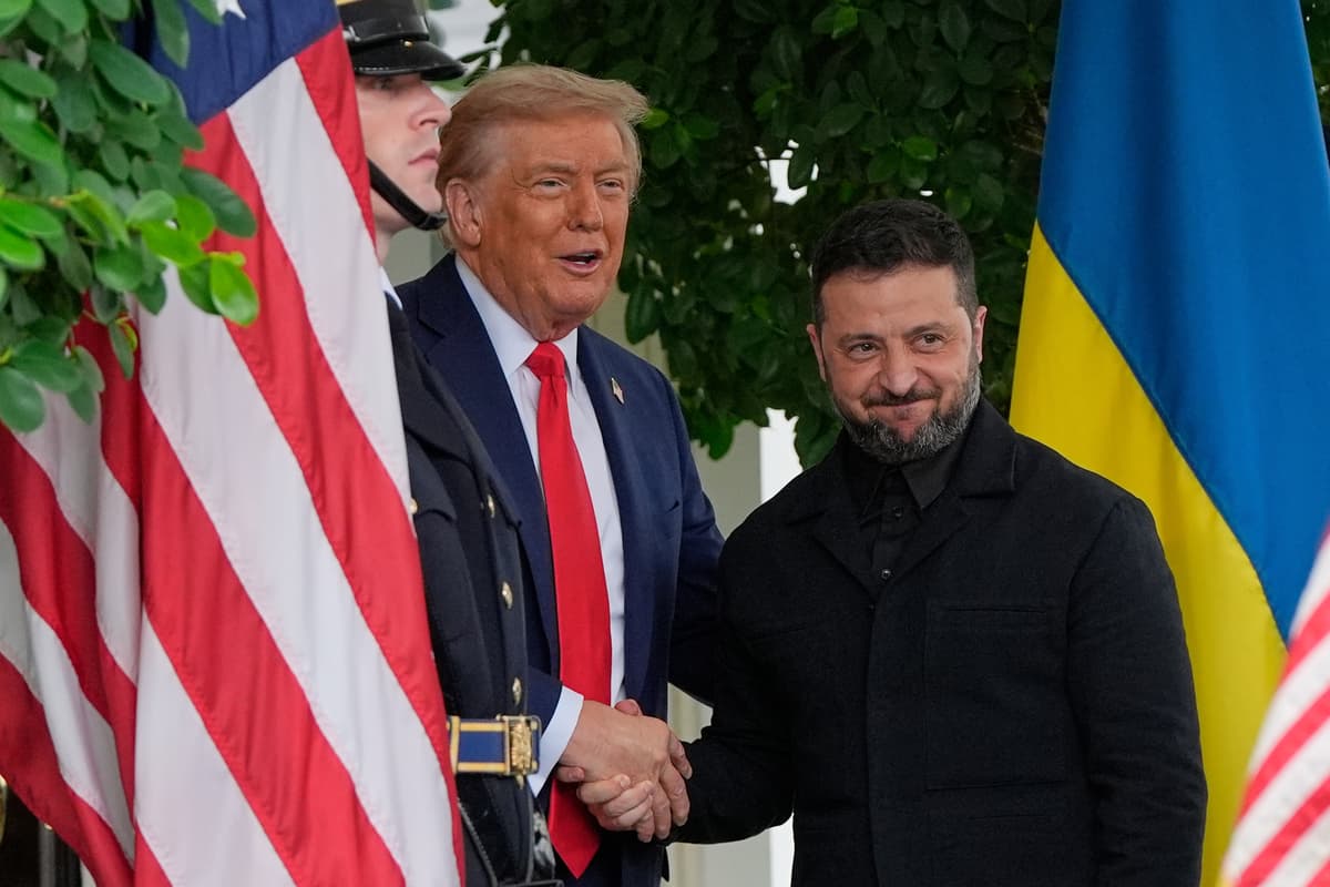 Prezident USA Donald Trump víta ukrajinského prezidenta Volodymyra Zelenského v Bielom dome v pondelok 18. augusta 2025 vo Washingtone. Foto: TASR/AP