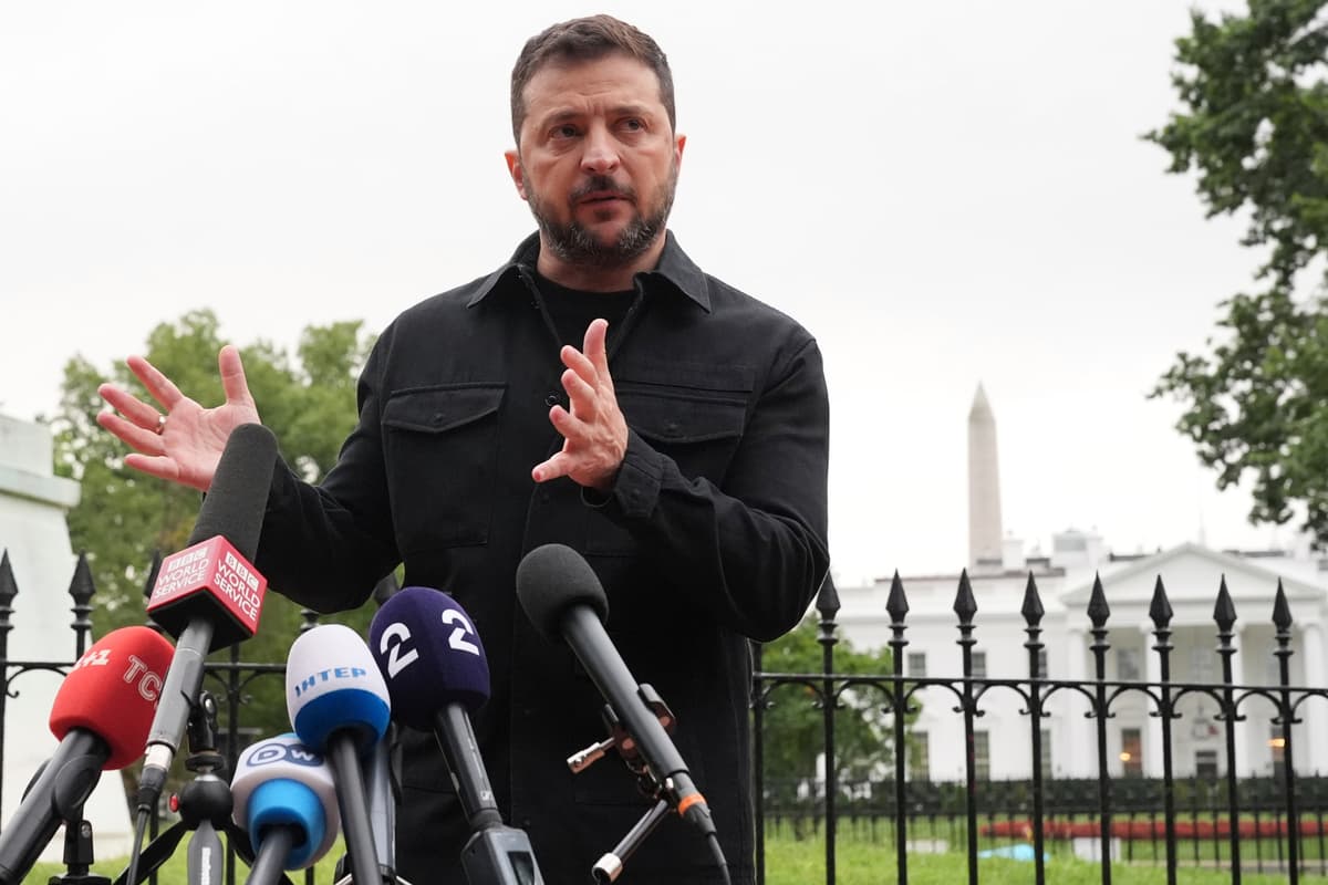 Volodymyr Zelenskyj počas tlačovej konferencie v parku Lafayette Park pri Bielom dome vo Washingtone 18. augusta 2025. Foto: TASR/AP