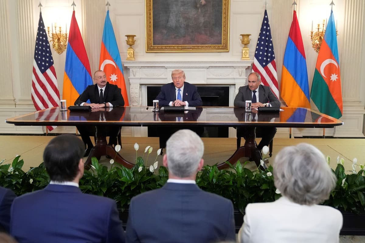 Donald Trump počas podpisu dohody s prezidentom Azerbajdžanu Ilhamom Alijevom (vľavo) a arménskym premiérom Nikolom Pašinyanom v Bielom dome v piatok 8. augusta 2025. Foto: TASR/AP