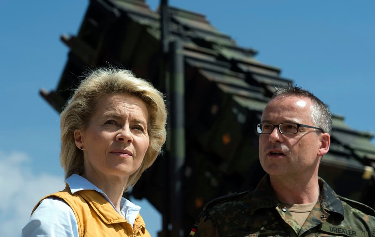 Ursula von der Leyenová ešte ako nemecká ministerka obrany so systémom Patriot v pozadí. Foto: JOHN MACDOUGALL / AFP / AFP / Profimedia
