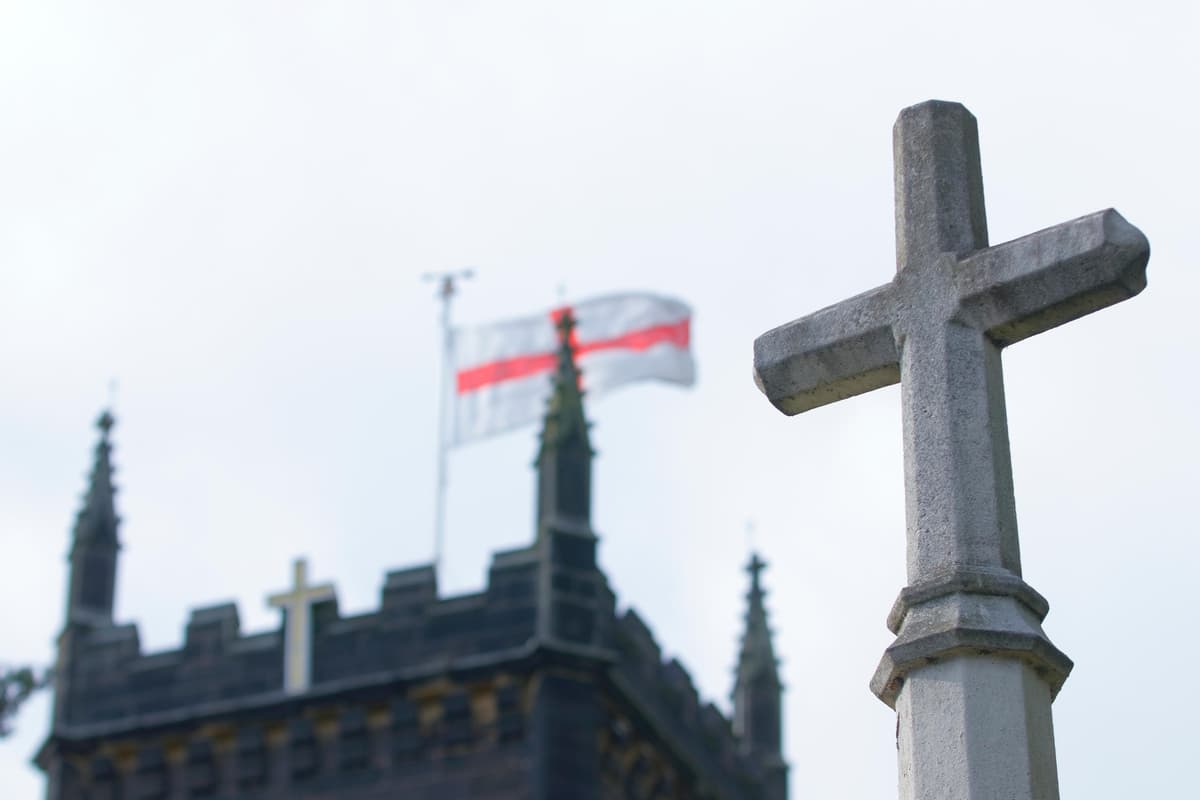 Anglická vlajka na streche veže kostola St Mary's Church Tower v Swillingtone. Foto: Yorkshire Pics / Alamy / Profimedia