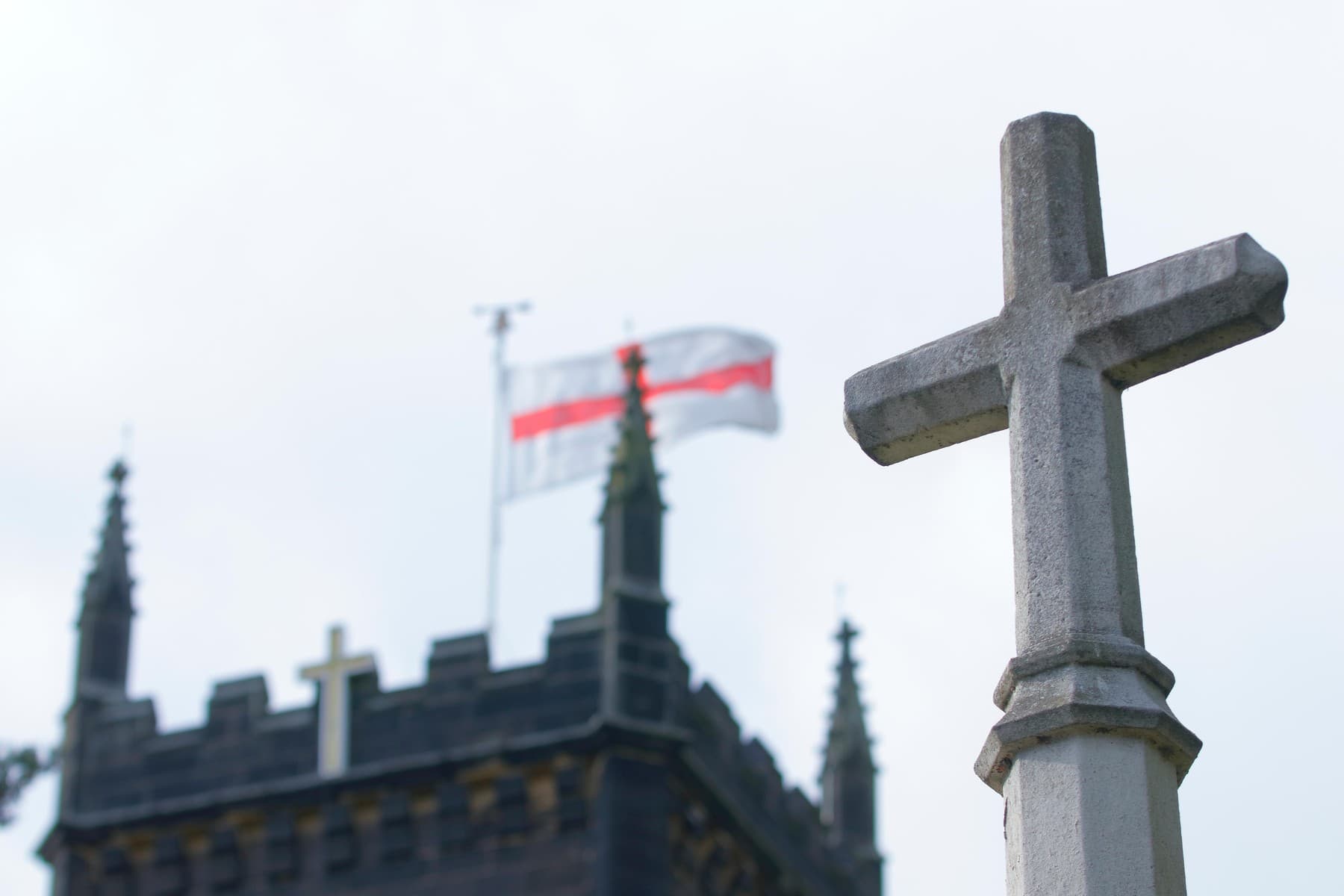 Anglická vlajka na streche veže kostola St Mary's Church Tower v Swillingtone. Foto: Yorkshire Pics / Alamy / Profimedia