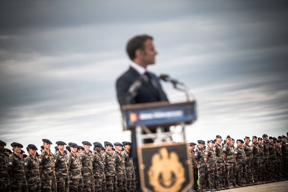 Francúzsky prezident Emmanuel Macron s vojami NATO v pozadí, ilustračný obrázok. Foto: Nicolas Messyasz / Pool / Bestimage / Profimedia
