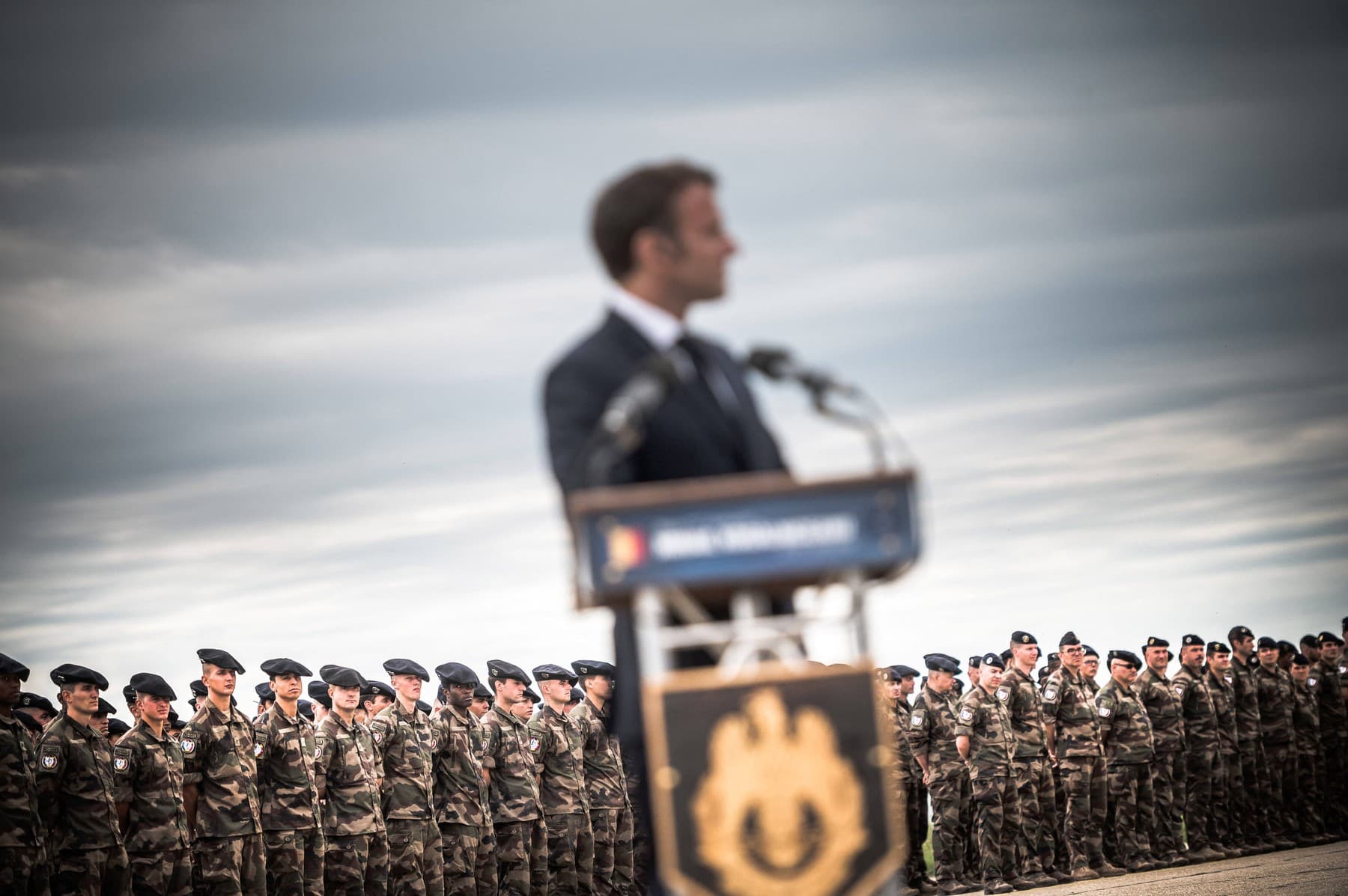 Francúzsky prezident Emmanuel Macron s vojami NATO v pozadí, ilustračný obrázok. Foto: Nicolas Messyasz / Pool / Bestimage / Profimedia