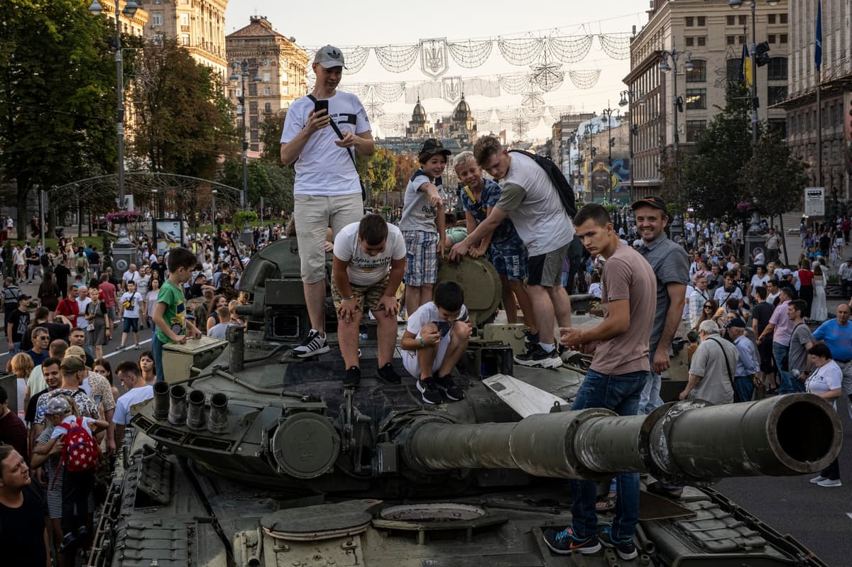 Ukrajinskí mladíci na zničenom ruskom tanku vystavenom v Kyjeve v auguste 2022. Foto Alex Chan Tsz Yuk / Zuma Press / Profimedia