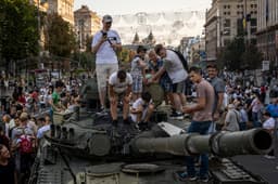 Ukrajinskí mladíci na zničenom ruskom tanku vystavenom v Kyjeve v auguste 2022. Foto Alex Chan Tsz Yuk / Zuma Press / Profimedia