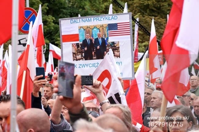 Záber zo zhromaždenia vo Varšave 6. 8. 2025 na podporu Karola Nawrockého. Foto ALBERT ZAWADA / EPA / Profimedia