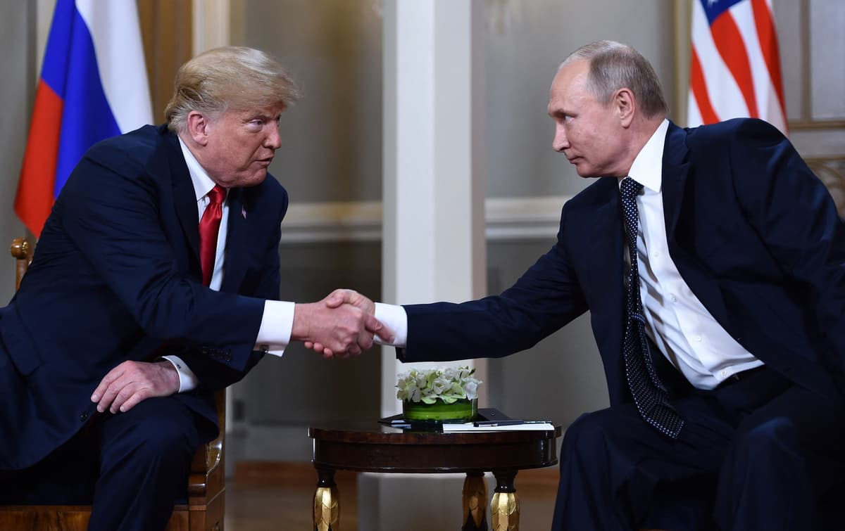 Donald Trump a Vladimir Putin. Foto: Brendan Smialowski /AFP / Profimedia