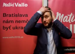 Matúš Vallo reaguje na priebežné výsledky volieb do orgánov samosprávy obcí počas volebnej noci v Bratislave 11. novembra 2018. FOTO:TASR/Martin Baumann