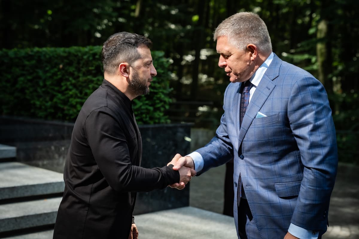 Volodymyr Zelenskyj a slovenský premiér Robert Fico počas privítania pred ich stretnutím v ukrajinskom meste Užhorod v piatok 5. septembra 2025. Foto: Úrad vlády SR
