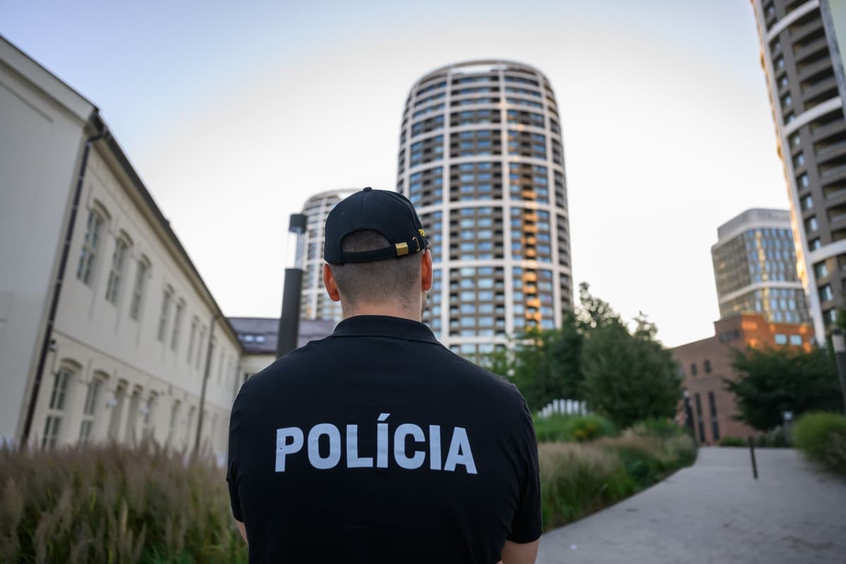 Policajt počas evakuácie osôb z budov pre nález bomby z druhej svetovej vojny na Landererovej ulici. Foto: Jaroslav Novák/TASR
