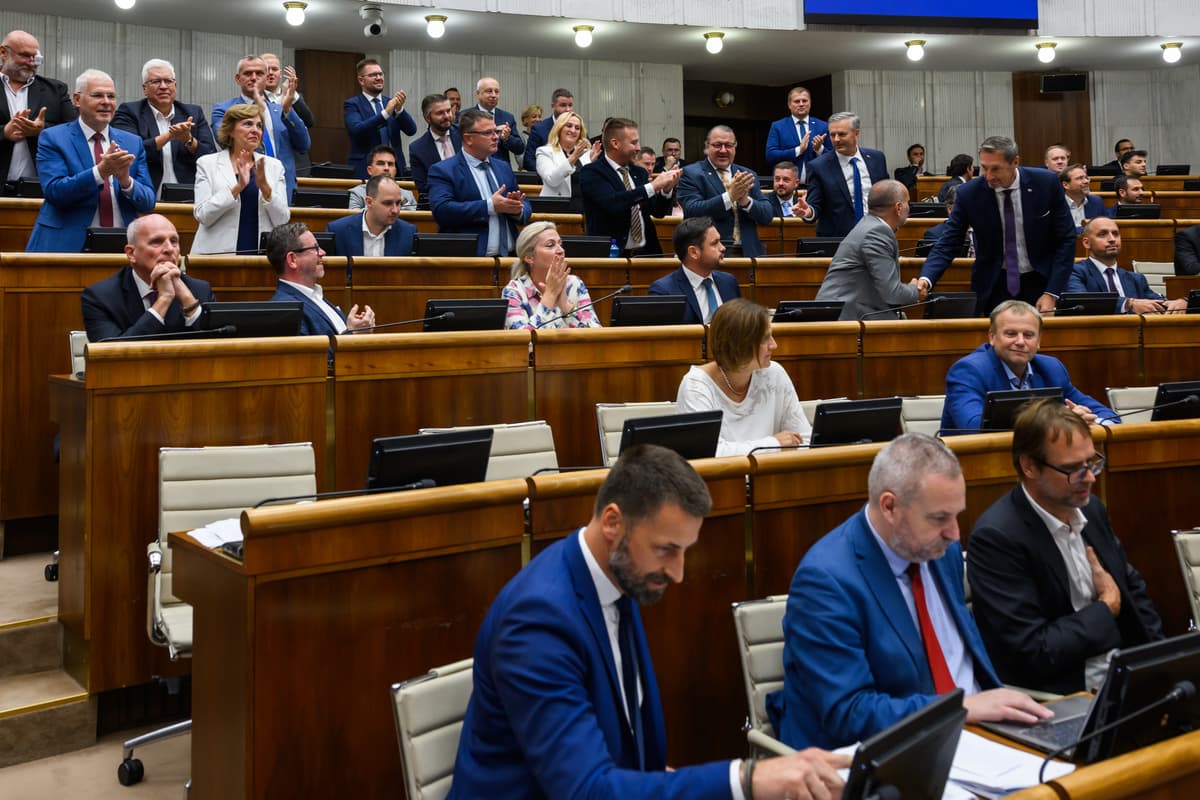 Plénum parlamentu po schválení novely Ústavy. Foto Novák/TASR