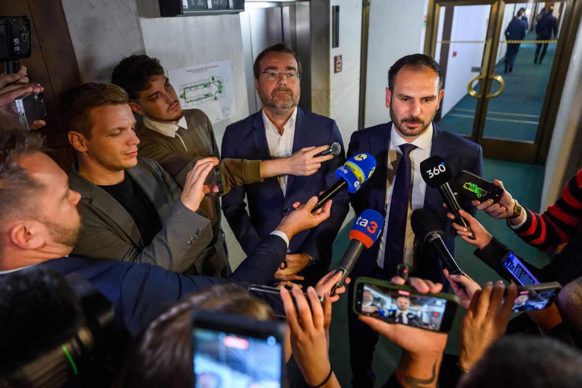 Marek Krajčí a Rastislav Krátky (obaja Slovensko) sa rozprávajú s médiami po schválení novely Ústavy SR 26. septembra 2025 v Bratislave. Foto: Jaroslav Novák/TASR