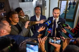 Marek Krajčí a Rastislav Krátky (obaja Slovensko) sa rozprávajú s médiami po schválení novely Ústavy SR 26. septembra 2025 v Bratislave. Foto: Jaroslav Novák/TASR