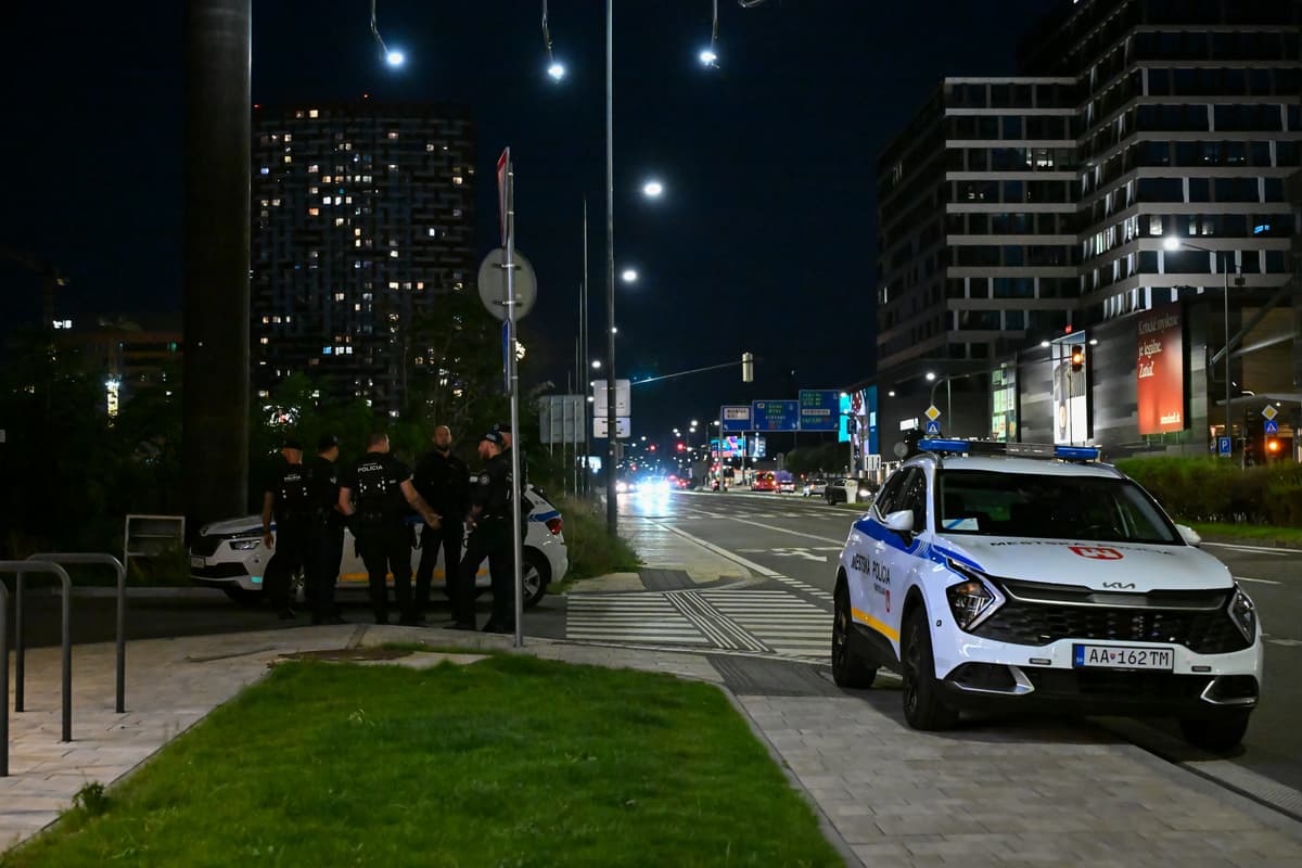 Na snímke príslušníci mestskej polície zaisťujú okolie na Landererovej ulici v Bratislave. Foto: Pavol Zachar/TASR